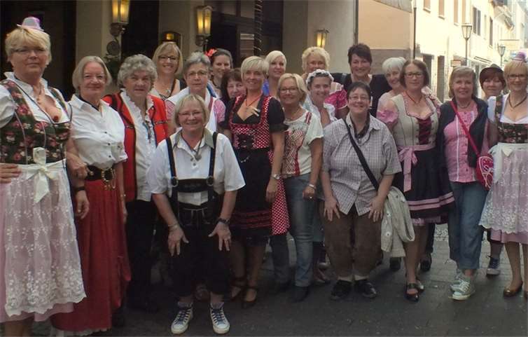 Gute Stimmung in bayrischen Trachten: die Frauengruppe der Prinzengarde beim Jahresausflug. privat