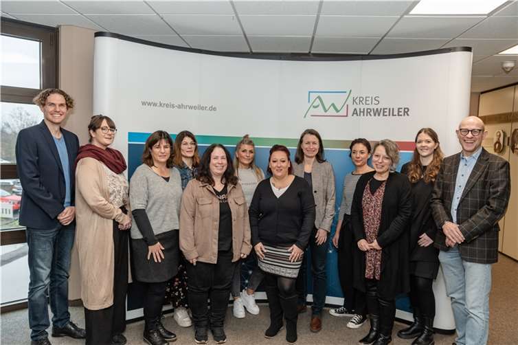 Gute Stimmung in der Kreisverwaltung: Neun Leiterinnen konnten zum Abschluss der Fortbildung ihre Zertifikate entgegennehmen.  Foto: B. Risse / Kreisverwaltung Ahrweiler