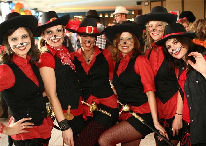 Gute Stimmung ist gewiss, bei den Karnevalspartys heißt es tanzen, singen schunkeln und feiern! privat