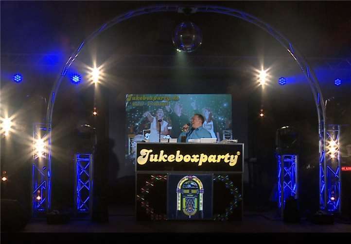 Autorenlesung, Live-Musik und DJ-Party Gute Stimmung ist mit DJ Johannes Held vorprogrammiert.