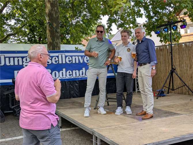 Kirmestraditionen wurden wiederbelebt Gute Stimmung nach dem Fassanstich. Foto: KS