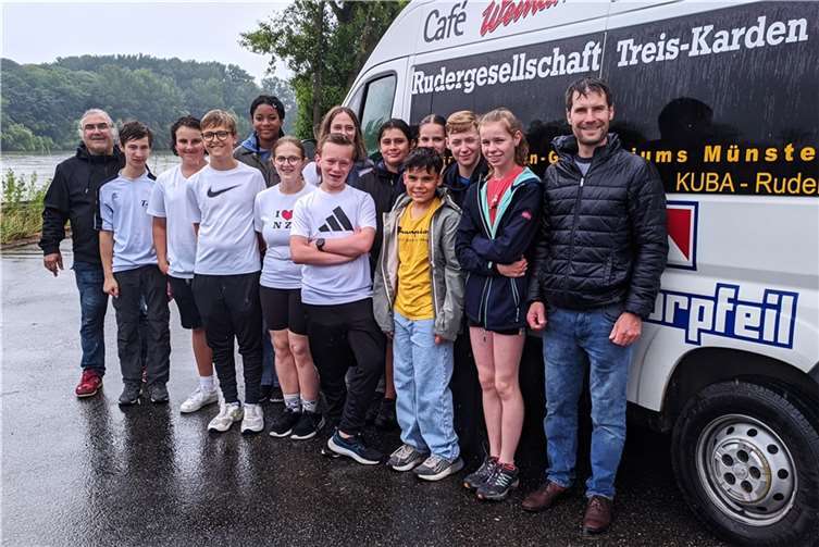 Gute Stimmung, trotz Regen und Kühle, (v.l.n.r.) Michael Hippert, Simon Wöhl, Theodor Arntz, Nils Isaak, Blessed Nwokejiobi, Neele Riehl, Schulbetreuer Alena Röser, Max Kick, Ersatzmann Louis Järke, Marko Järke, Tilmann Reuber, Hannah Schenk und Sportlehrer Timo Sesterhenn. Quelle: Rudergesellschaft Treis-Karden
