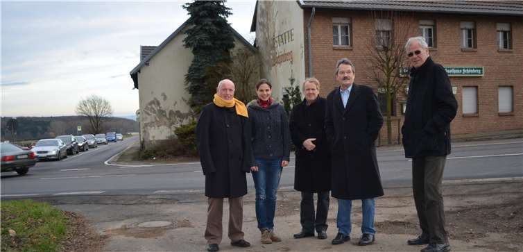 Gute Straßen und Verkehrsanbindung sind für die FDP-Vertreter im Kreistag (v.li.n.re.: Ulrich van Bebber und Christina Steinhausen) schon lange ein Thema, hier auf der Kalenborner Höhe, wo demnächst ein Kreisverkehr gebaut wird, um diese Gefahrenstelle zu entschärfen. Archiv der FDP