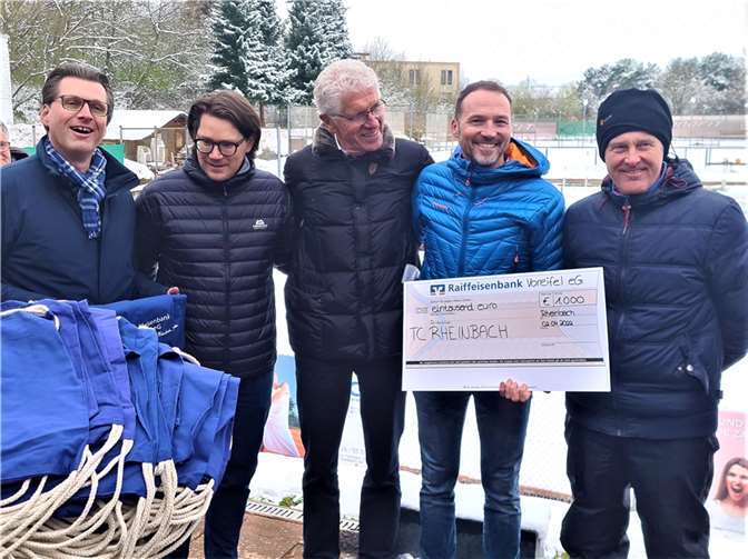 Gute Zusammenarbeit: Raiba- und TC-Vorstand.  Foto: privat