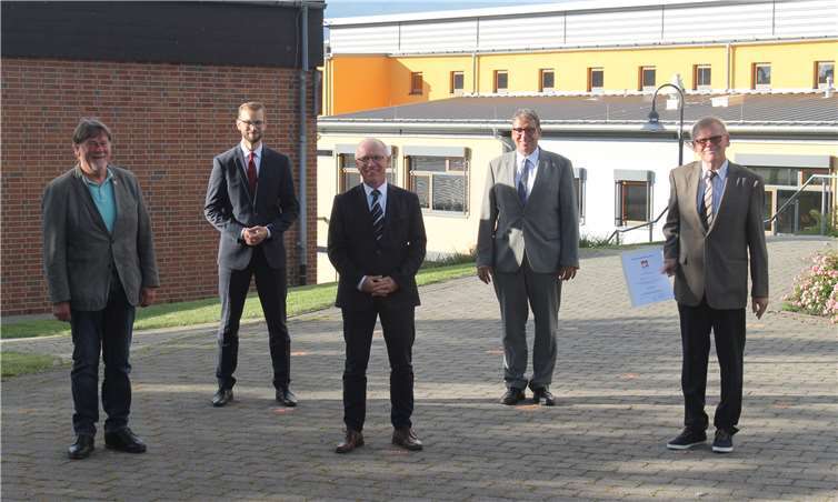 Gute Zusammenarbeit geht auch mit Abstand: Bürgermeister Ulrich Richter-Hopprich (hinten) und seine Beigeordneten (v.l.): Udo Schöfer, der ausgeschiedene Jörg Haseneier, Andree Stein und Werner Reusch. Margarete Flosdorf und Oliver Leuker fehlen auf dem Bild.Foto: VG Montabaur