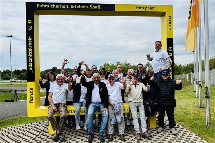 Guten Stimmung bei den Teilnehmenden des Wettbewerbs „ADAC Camper des Jahres“ am Nürburgring.