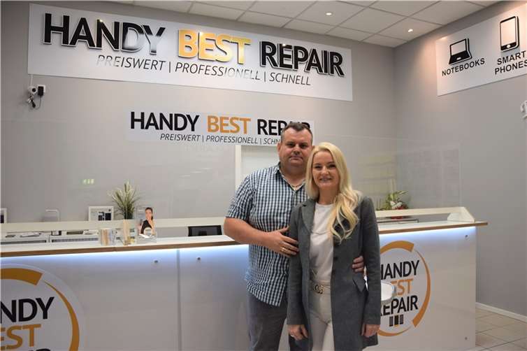 Neues Leben für defekte Smartphones und Co. Guter Service steht bei Sophia und Rafael Schmiel von „Handy Best Repair“ an erster Stelle.Foto: UBU