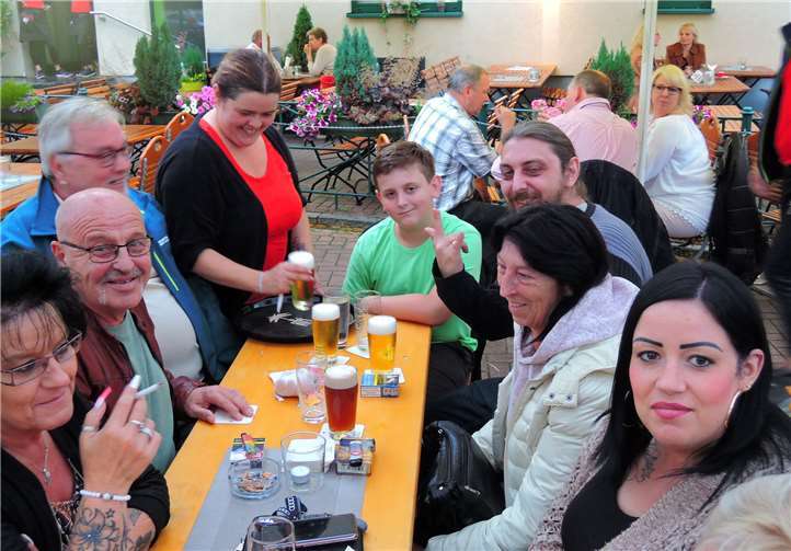 Brauhaus-Kirmes begeisterte Guter Service und schmackhaftes Bier heben trotz Regen die Laune der Festgäste.