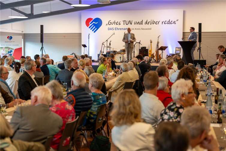 Gutes tun und darüber reden – für das Ehrenamt im Kreis Neuwied rollte Landrat Achim Hallerbach auch im wörtlichen Sinne den „roten Teppich“ aus.Foto: Martin Boden / Kreisverwaltung Neuwied