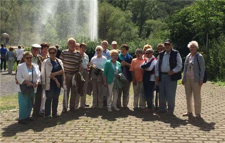 Gutgelaunt : Die Teilnehmer vor dem Geysir.privat