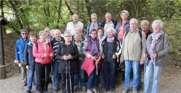 Gutgelaunt: die Hümmericher Senioren-Wandergruppe genoss ihre Wanderung.privat