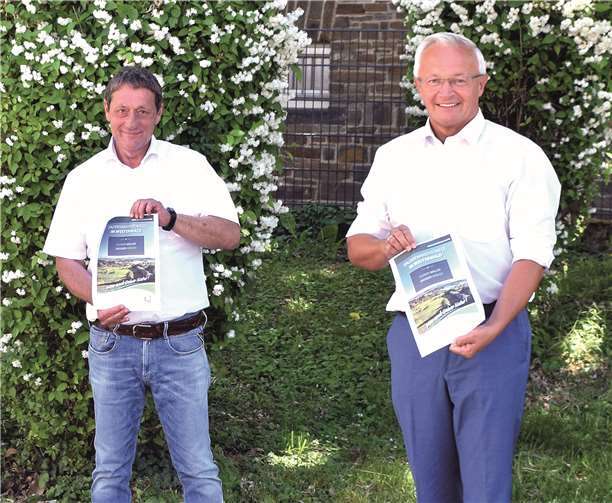 Gutgelaunt präsentierten die Landräte Achim Schwickert (Westerwaldkreis) und Achim Hallerbach (Neuwied) die „Zehn kleinen Wäller“.