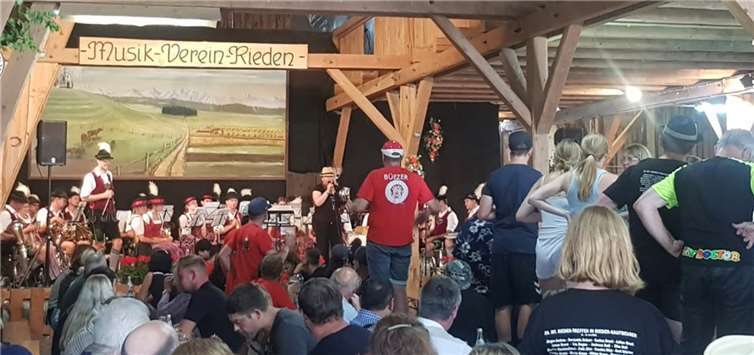 Gutgelaunte Gäste feiern gemeinsam beim sonntäglichen Frühschoppen und zünftigem Allgäuer Frühstück.