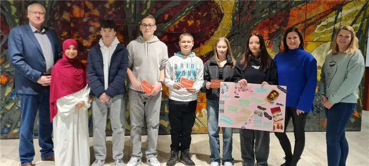 Gutscheine gingen an Luca Mazzarino und Selene Corvers (Klasse B8), und Alexander Fedin und Dominik Schmitz (Klasse S9). Den Kreativpreis erhielt Taisha Eiteneuer.  Foto: Realschule plus an der Römervilla / Udo Römer