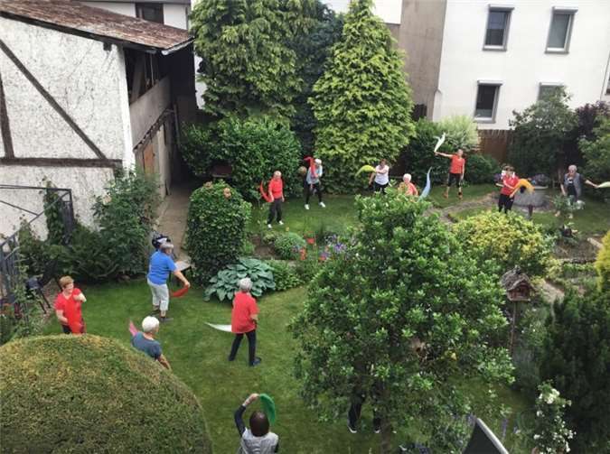 Gymnastik zu Corona-Zeiten: die Gymnastikgruppe traf sich im Garten von Übungsleiterin Heidemarie. Foto: privat