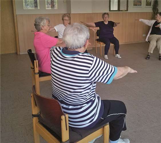 Gymnastikübungen im Sitzen. privat