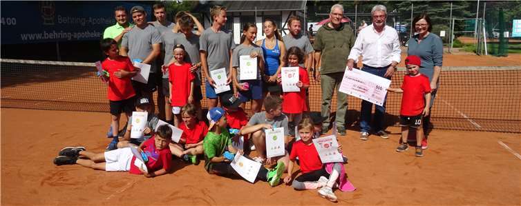 H.-D. Stein (2. v.r.) und H. Fiedler (3. v.r.) bei der Scheckübergabe an S. Stricker (1. v.r.)Foto: privat