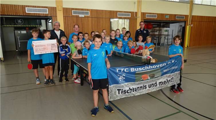 H.-D. Stein, (3.v.l.), daneben Ralf Meuter bei der Scheckübergabe.  Privat