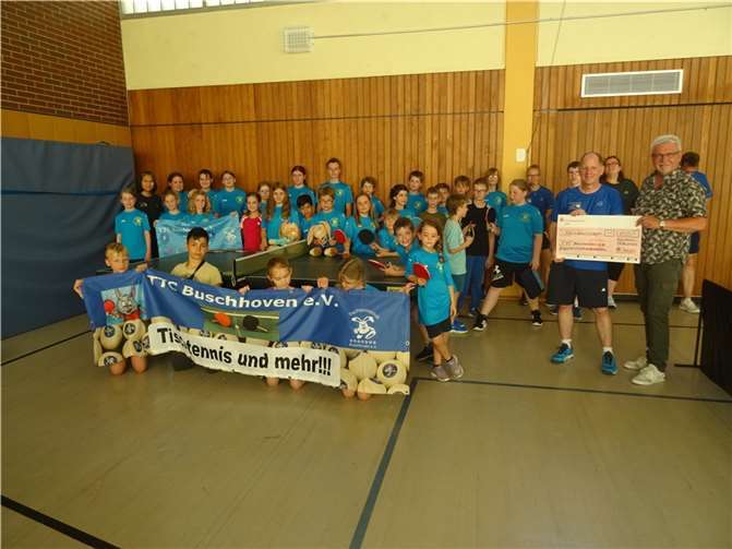 H.- D. Stein bei der Scheckübergabe an Ralf Meuter Foto: Verein der Freunde und Förderer der Kinder- und Jugendarbeit