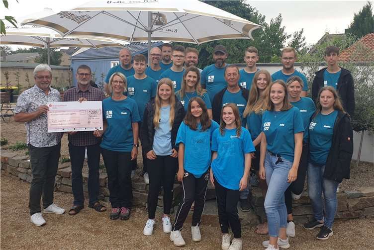 H.-D. Stein bei der Scheckübergabe an Sandra Kehr.  Foto: privat