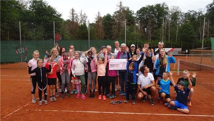 H.-D. Stein bei der Scheckübergabe an W. Kaufmann. Foto: privat