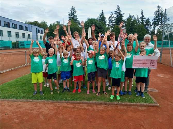 H.- D. Stein (r.) und J. Ziegler (daneben) bei der Scheckübergabe.  Foto: privat