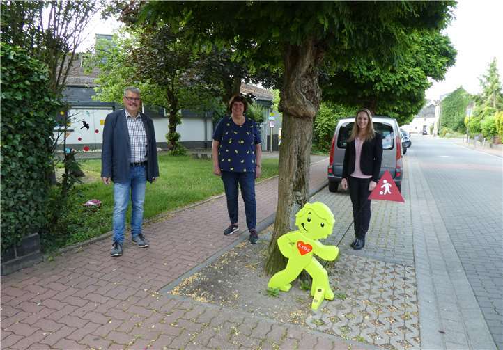 H.-P. Ammel, Stadtbürgermeister, B. Müller, Kita–Leitung und Olesja Reutelsterz, 1. Vorsitzende Elternausschuss, präsentieren die neuen StreetBuddys. Foto: privat