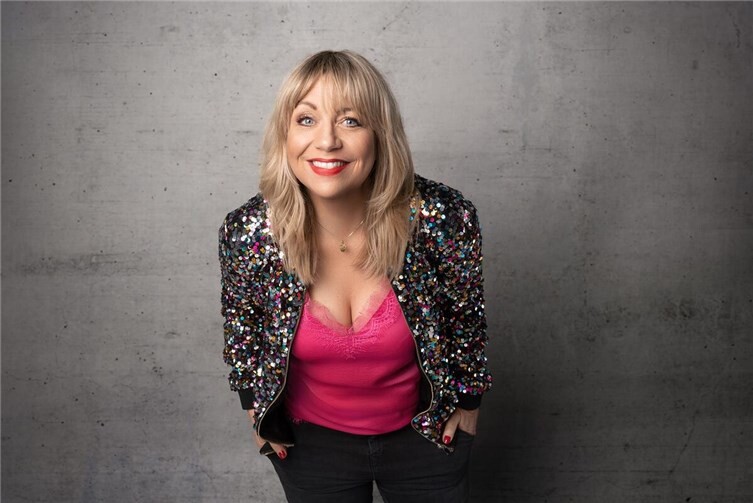 „HAPPY.“ mit Mirja Regensburg verspricht ein prall gefüllter Abend mit Stand-Up-Comedy, Gesang und Improvisation zu werden. Die Comedienne ist am Freitag, 10. April, in der Laacher See-Halle zu Gast.