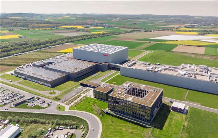 HARIBO-Unternehmenszentrale in der Grafschaft aus der Luft. Die Produktion und die Verpackung befinden sich rechts über dem Verwaltungsgebäude.