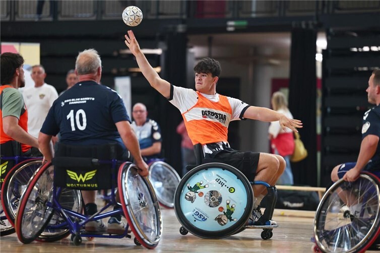 HC Koblenz bietet Möglichkeit für Rollstuhlfahrer und Handballer gemeinsam Rollstuhlhandball zu spielen
