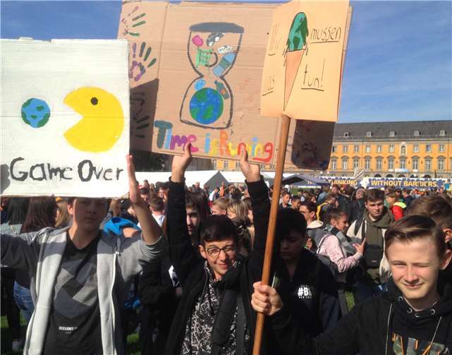 HDG-Schule: Auf der Hofgartenwiese trifft man auf viele andere junge Leute. Foto: HDG-Schule, Frank Drüke