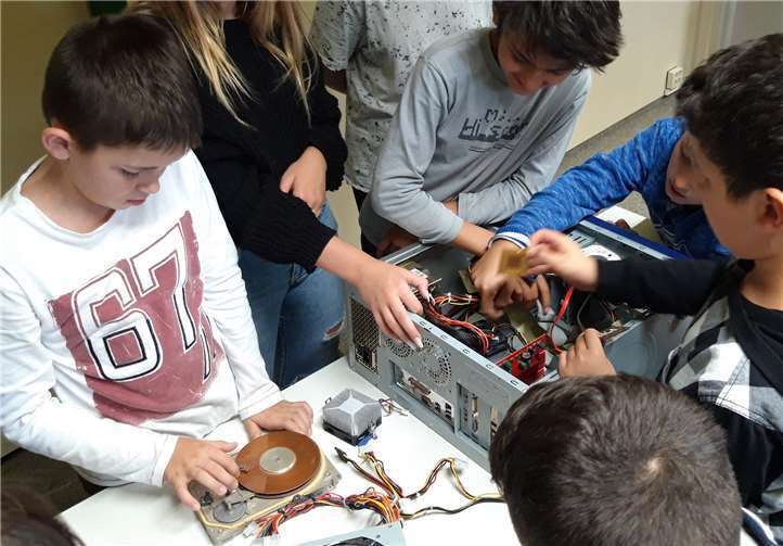HDG-Schule: Die Schüler*innen erkunden, wie ein PC „von innen“ aussieht. Fotos: HDG-Schule