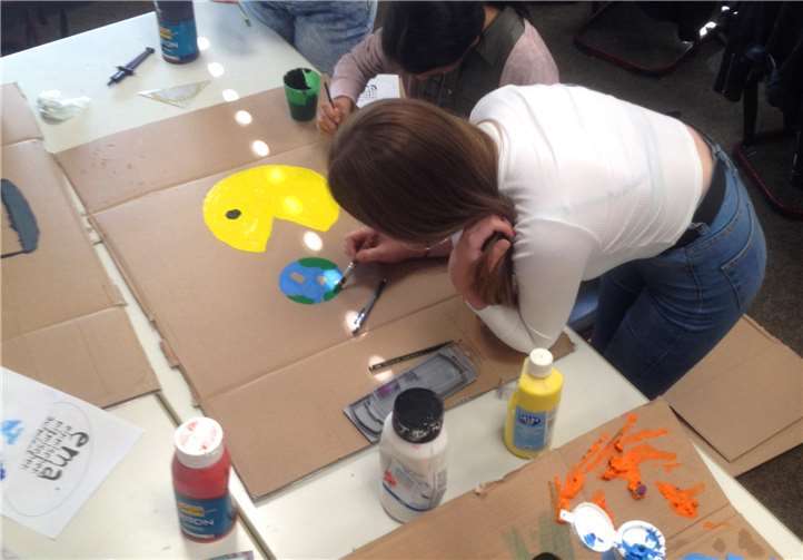 HDG-Schule: Fridays for Future… Plakate werden gemalt. Foto: HDG-Schule, Frank Drüke