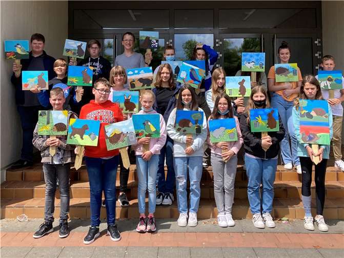 HDG-Schule: Im Rahmen eines Projekttages erstellten die Schülerinnen und Schüler Bilder zur Müllproblematik.  Foto: HDG-Schule