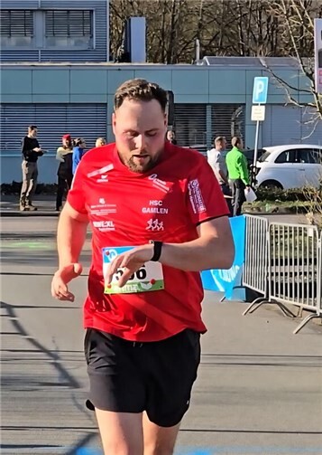 HM – Titel M 30 bei den RLP – Titelkämpfen in Föhren für Tim Zimmer. Zieleinlauf nach 1:48:16 Std. mit Kontrollblick auf seine Smartwatch.