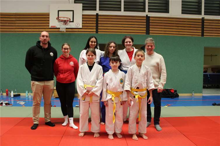 H.R.v.l.: Dennis Spurzem, Katharina Müller, Clara Hanna, Charlotte Aepfelbach, Antonia Gärtner, Matthias Busenkell. V.R.v.l.: Antonina Galant; Dominik Engel; Mykhailo Bilyi. Foto: privat