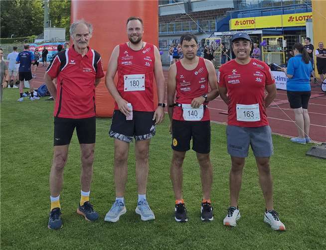 HSC-Runner beim Sportpark-VL in Koblenz 10.000 m und 5 km Walking. V.l. Rainer Hohl (5km Walking) – Tim Zimmer – Markus Schmitt und Cuong Tran (10.000 m). Fotos: privat