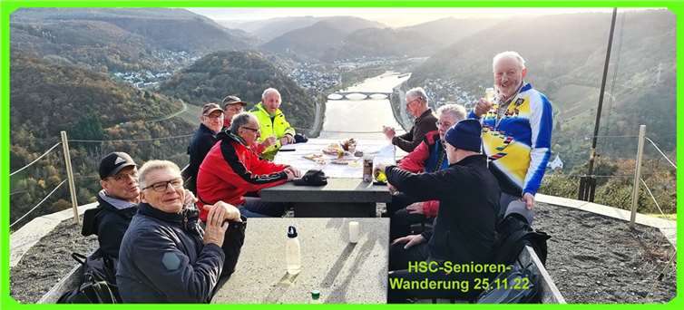 HSC-Senioren zur „Halbzeit“ mit Rast auf dem Kompuskopf oberhalb Treis-Karden.