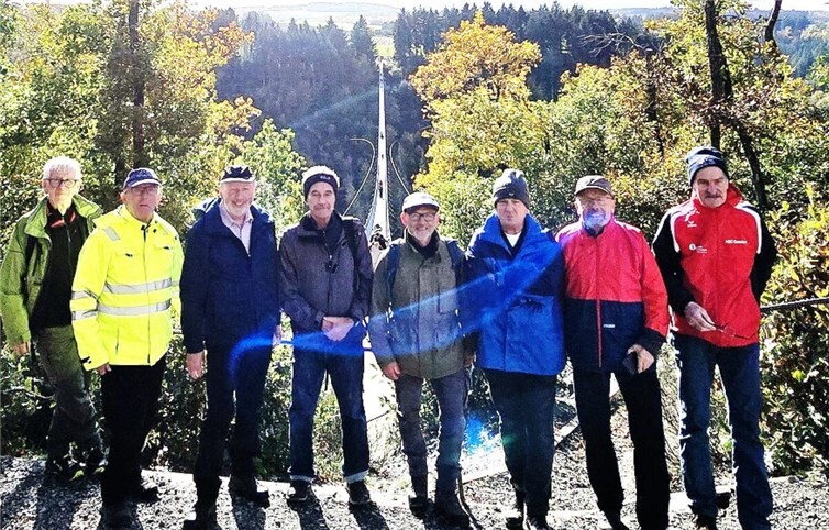 HSC-Sport-Senioren bei der Wanderung vor der Geierlay-Hängebrücke in Mörsdorf. Foto: HSC Gamlen