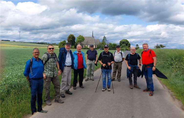 HSC-Sport-Senioren bei ihrer nachgeholten „ Frühjahrswanderung“ – hier Höhe Schwanenkirche bei Roes – v.l.n.r.: Klaus Tholl – Dieter Klinkner – Günter Laux – Paul Schwarz – Hans Martini – Herbert Ternes – Werner Pauken – Harald Dörle – Hans-Peter Göbel. Foto: HSC Gamlen