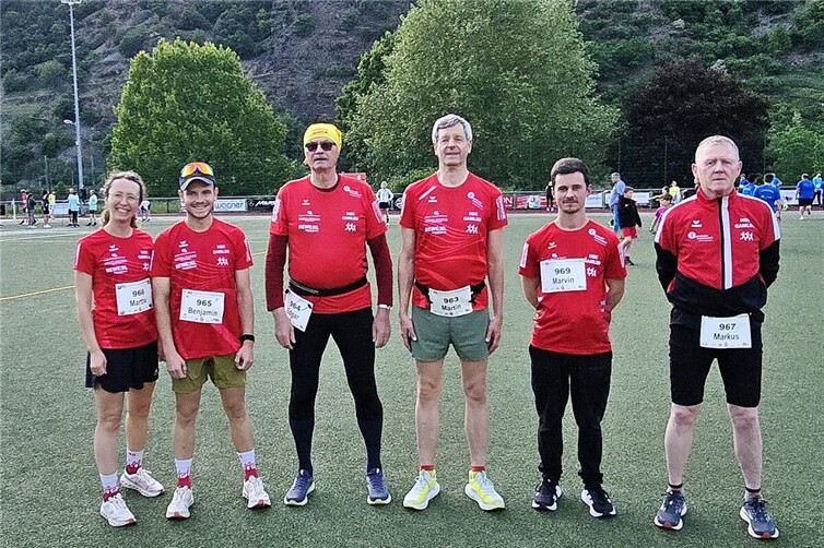HSC - TN beim Firmenlauf in Cochem im Team Küpper-Schaub & Partner - Cochem .. Platz 5 / 2. M 30 für Benjamin Bauer-König / 2.v.l. und Martha König Pl. 5 / 1. W 30 bei den Frauen