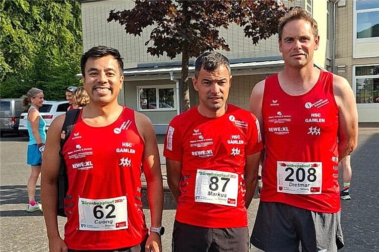 HSC - Team auf dem 6. Platz beim BÄRENKOPP-Lauf am 7. August 26 in Waldbreitbach..vlnr: Cuong TRAN - Markus SCHMITT und Dietmar KRÄMER