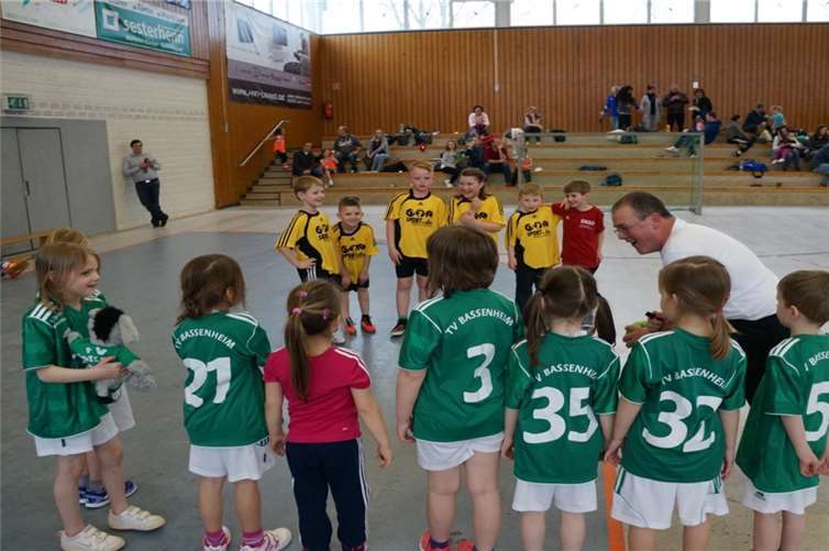 HSG Sinzig/Remagen/Ahrweiler in den gelben Trikots v. li. Lennard Shepherd, Oliver Szopny, Fabian Blaszkow, Jessica Klass, Jonas Junker und Christian Klass.