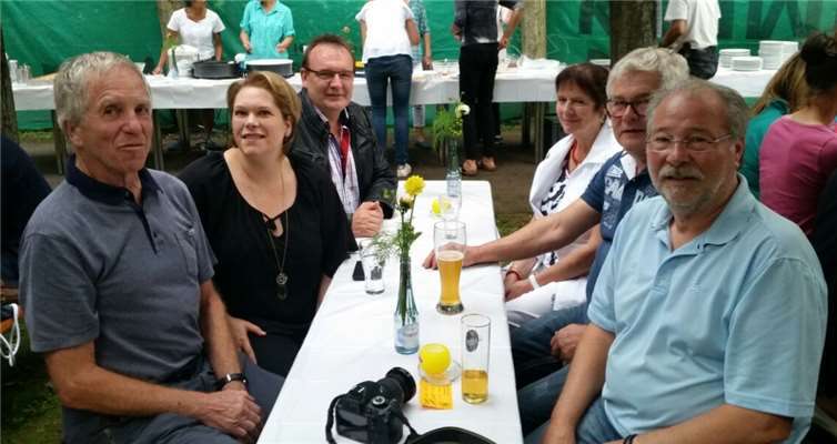 HTC-Urgestein Erno Mahler (li.), der vor Kurzem noch einen runden Geburtstag feierte, begrüßte die Blau-Weissen, angeführt von Prinzessin Kathrin I. (2.v.li.), Adjutant Rudi (2.v.re.) und dem 1. Vorsitzenden Rainer Jakobs (3.v.l.).Privat