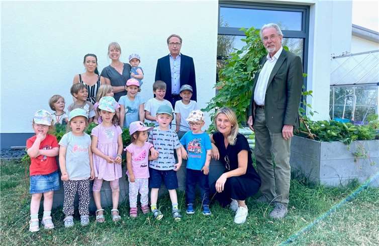 HTZ Geschäftsführer Thomas Voß und Stadtbürgermeister Dr. Faust zeichneten die Kita Hummelnest aus.  Foto: HTZ gGmbH