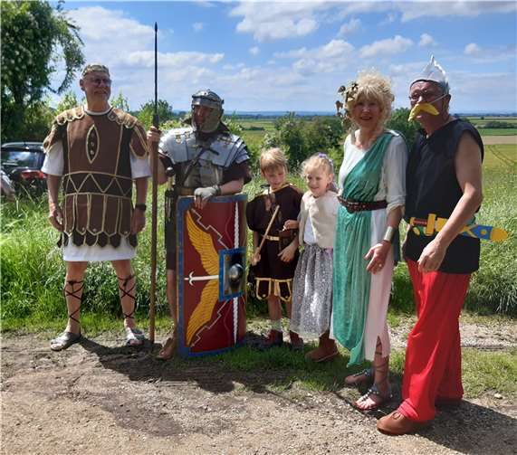 Erlebte Geschichte beim „Römerbiwak“ HVV-Vorsitzender Dr. Georg Schneider hatte als „Asterix“ verkleidet die „Römer in Gallien, im rebellischen Dorf Buschhoven“ begrüßt. Foto: privat