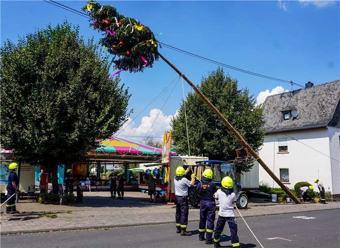 Haargenau mussten die Feuerwehrleute manövrieren,um das Kirmessymbol sicher auf zu stellen. Fotos:-EP-