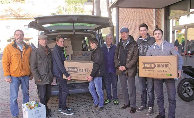 Hab den Wagen voll geladen: Herr Schäfer, Herr Rotkegel, Herr Sand, Dieter Trojahn vom Verein „Markt für Leib und Seele“ und vier Oberstufenschüler vom Gymnasium bei der Übergabe der Lebensmittelprivat