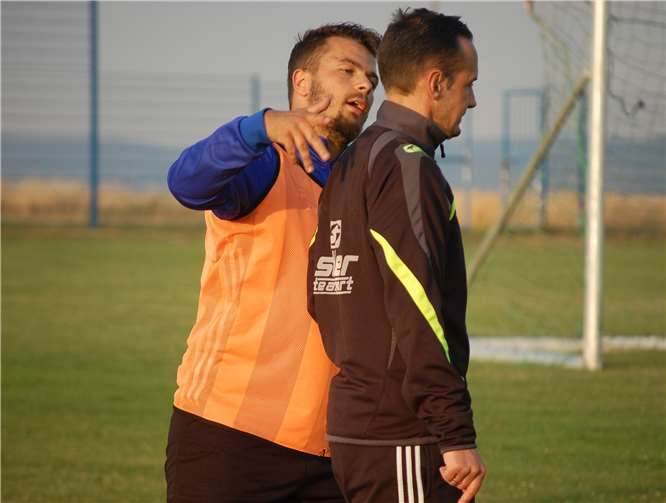 Hab ich das gut gemacht, Trainer? Das scheint der zweifache Torschütze Bujar Xhakalija hier Übungsleiter Sascha Wirtz zu fragen.