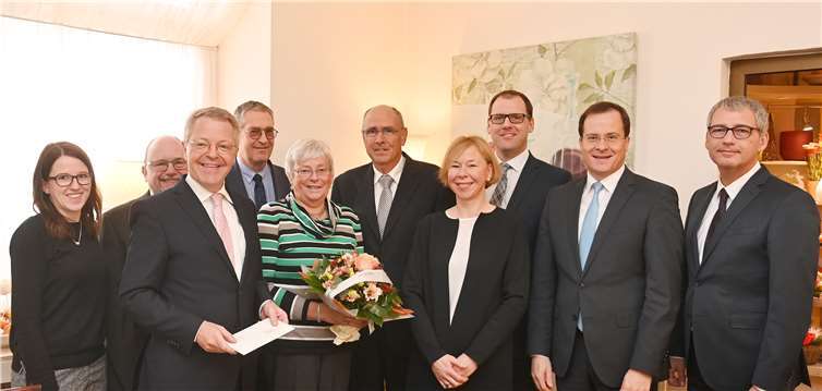 Haben Hans-Paul Sonntag, Berater in der Hauptstelle der Volksbank in Bad Neuenahr (Mitte), nach 48 Jahren Dienstzeit in den Ruhestand verabschiedet: Kollegin Stephanie Mertens, Betriebsratsvorsitzender Stefan Linden, Vorstandsvorsitzender Elmar Schmitz, Peter Diewald, ehemaliger Leiter der Filiale Bad Neuenahr, Ehefrau Ingrid Sonntag, Kollegin Simone-Annette Hoffmann, Thomas Theisen, Direktor des Regionalmarktes AhrBrohltal sowie die Vorstandsmitglieder Markus Müller und Sascha Monschauer (v.l.n.r.). Volksbank RheinAhrEifel eG